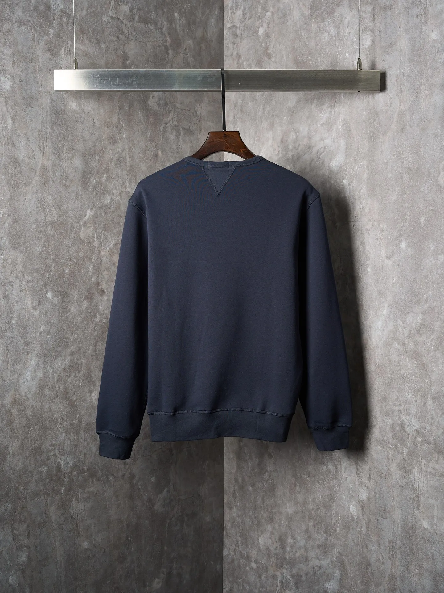 P290 Actual auction] Ralph Lauren/Ralph Lauren solid color pony logo embroidered round neck sweatshirt (navy blue) [Ready stock] S M L XL custom cloud-like honey cotton fleece sweatshirt material with delicate touch and comfortable skin fit. A touch of midnight navy blue as the main color, exquisite red pony logo embellishment, full of recognition, with an atmosphere of freedom and vitality, pure and smart color symphony, and outlines a high-end outline with extreme simplicity. Become the smart focus of vision and show your taste in silence. Use imported machine embroidery technology. Use advanced computer control system and precision mechanical components to realize the iconic pony embroidery operation. High precision. The lines are smooth and delicate. Adopt Hasuo technology. Use specific machines to sew. Hasuo has high fastness. It adds visual effects. It is time-consuming and labor-intensive. The fabrics have been washed and have a better hand feel. Not easy to deform. Not easy to shrink. Not easy to fade. Maintain long-term beauty and fit.
